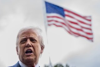 Donald Trump a annoncé mercredi la désignation du mouvement "Antifa", comme organisation "terroriste", une semaine après l'assassinat de Charlie Kirk. KEYSTONE/EPA/BONNIE CASH / POOL